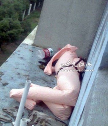 江西高校宿舍现“充气娃娃” 学生褒贬不一图 江西高校宿舍现“充气娃娃” 学生褒贬不一图