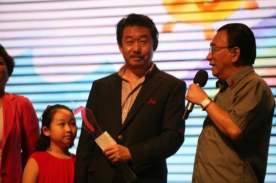 刘桦携女儿亮相爱心夏令营 称做公益事要高调