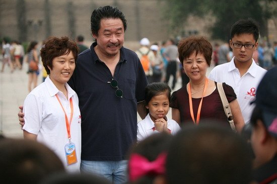 刘桦携女儿亮相爱心夏令营 称做公益事要高调