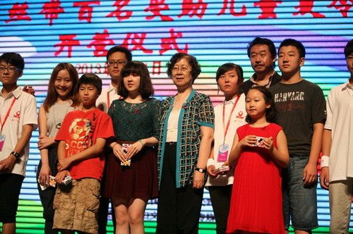 刘桦携女儿亮相爱心夏令营 称做公益事要高调