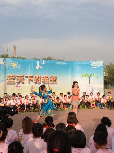 �������Сѧ��У԰����һ ����ЬԲѧ���赸��