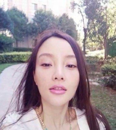 李小璐晒自拍被指整容痕迹重 反击网友丑引炮轰