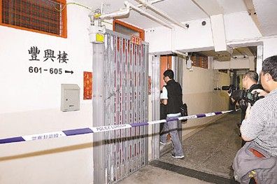 探员事后在烧炭母子单位内调查。来源:香港《文汇报》