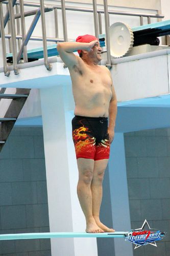 牛群64岁高龄加盟跳水真人秀 冲击10米跳台(图)